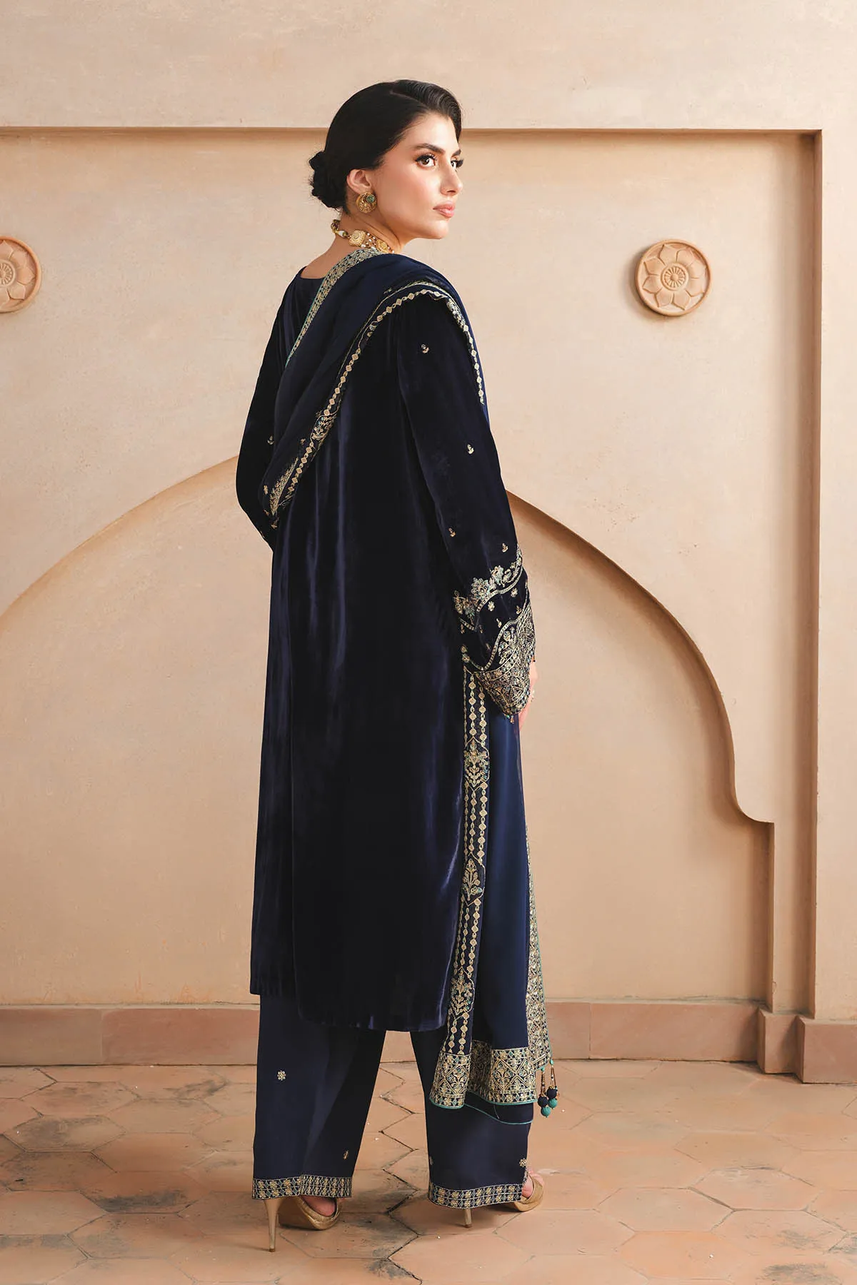 3 Piece Velvet Embroidered Unstitched Suit (AU0006)