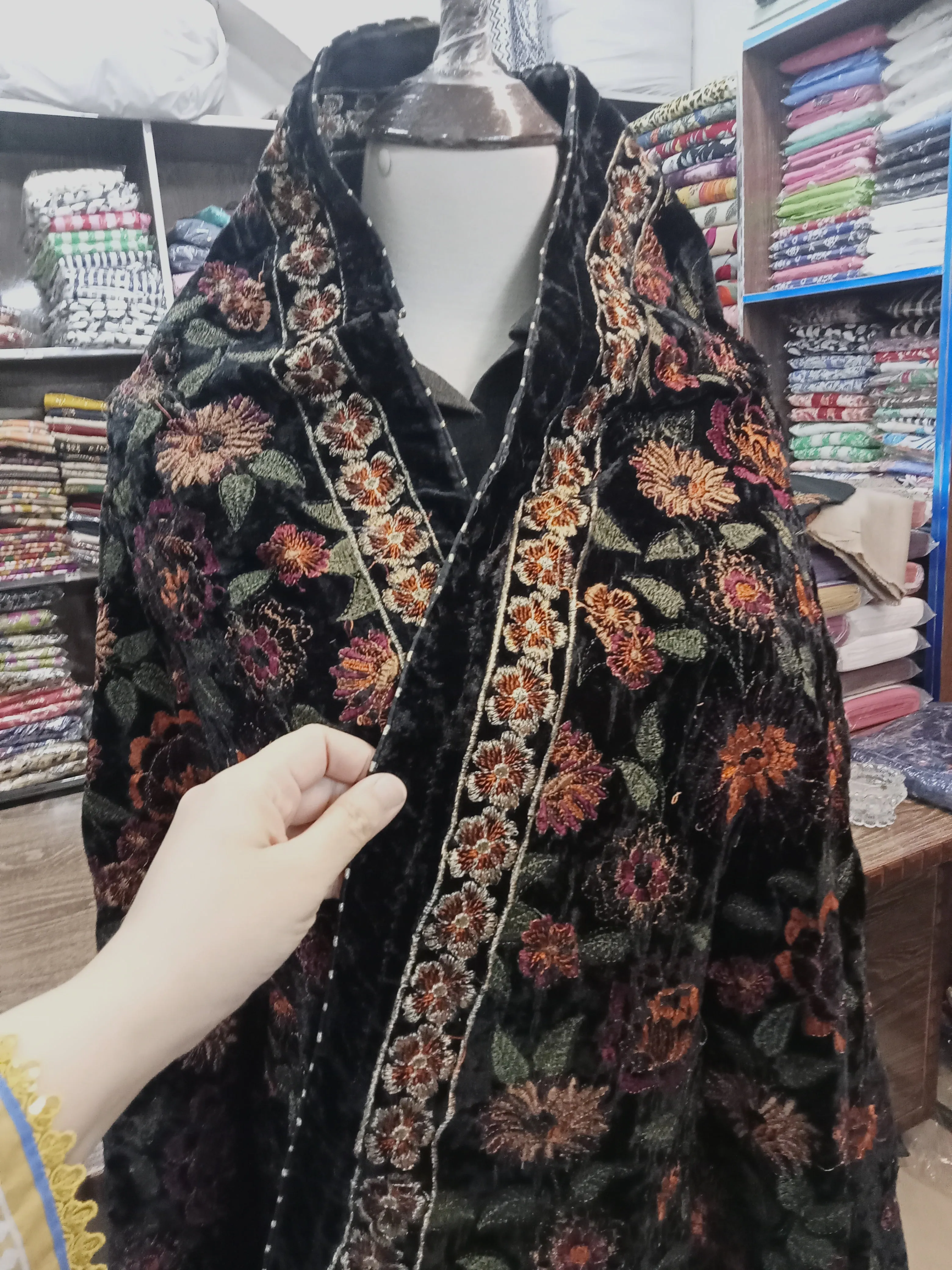 Breeze velvet embroidered shawls