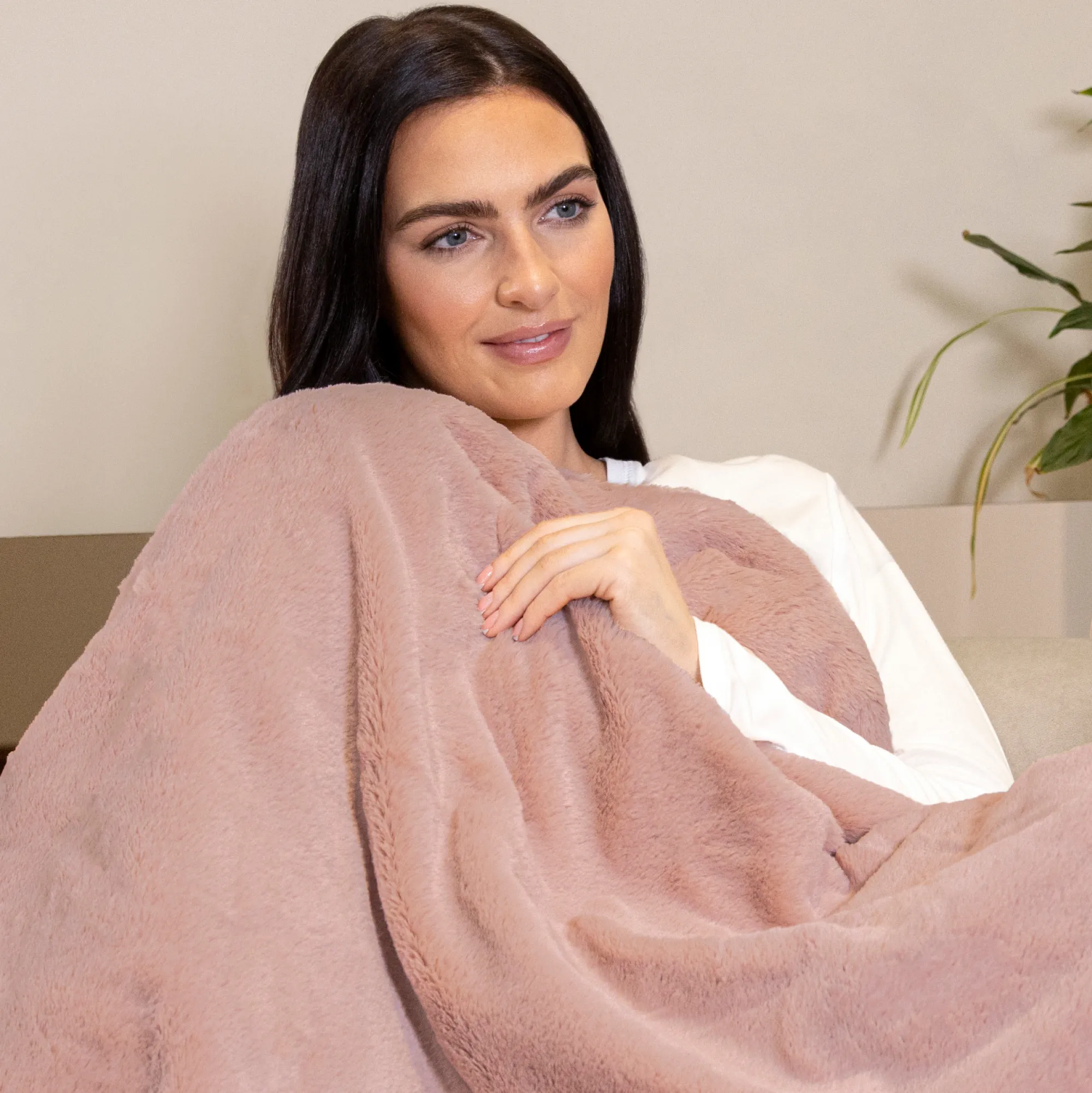 Cosy Up Silky Soft Faux Fur Warming Throw - Pink