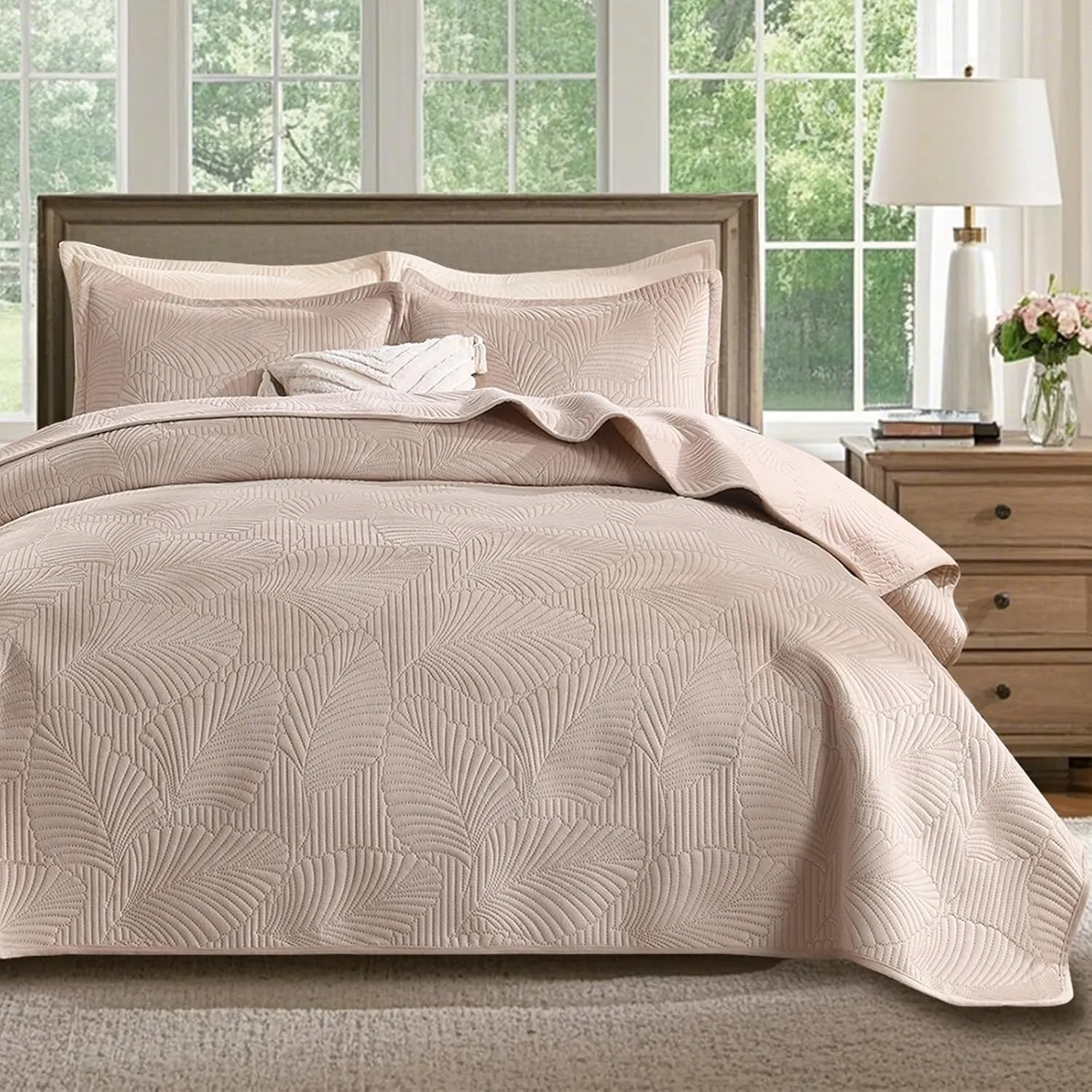 DEVIONIX Velvet Quilt King Size, 3-Piece Lightweight Soft Summer Quilt Bedding Set, Breathable Light Taupe Bedspread with Pillow Shams, Luxury Ultrasonic Leaf Pattern Coverlet for All Season