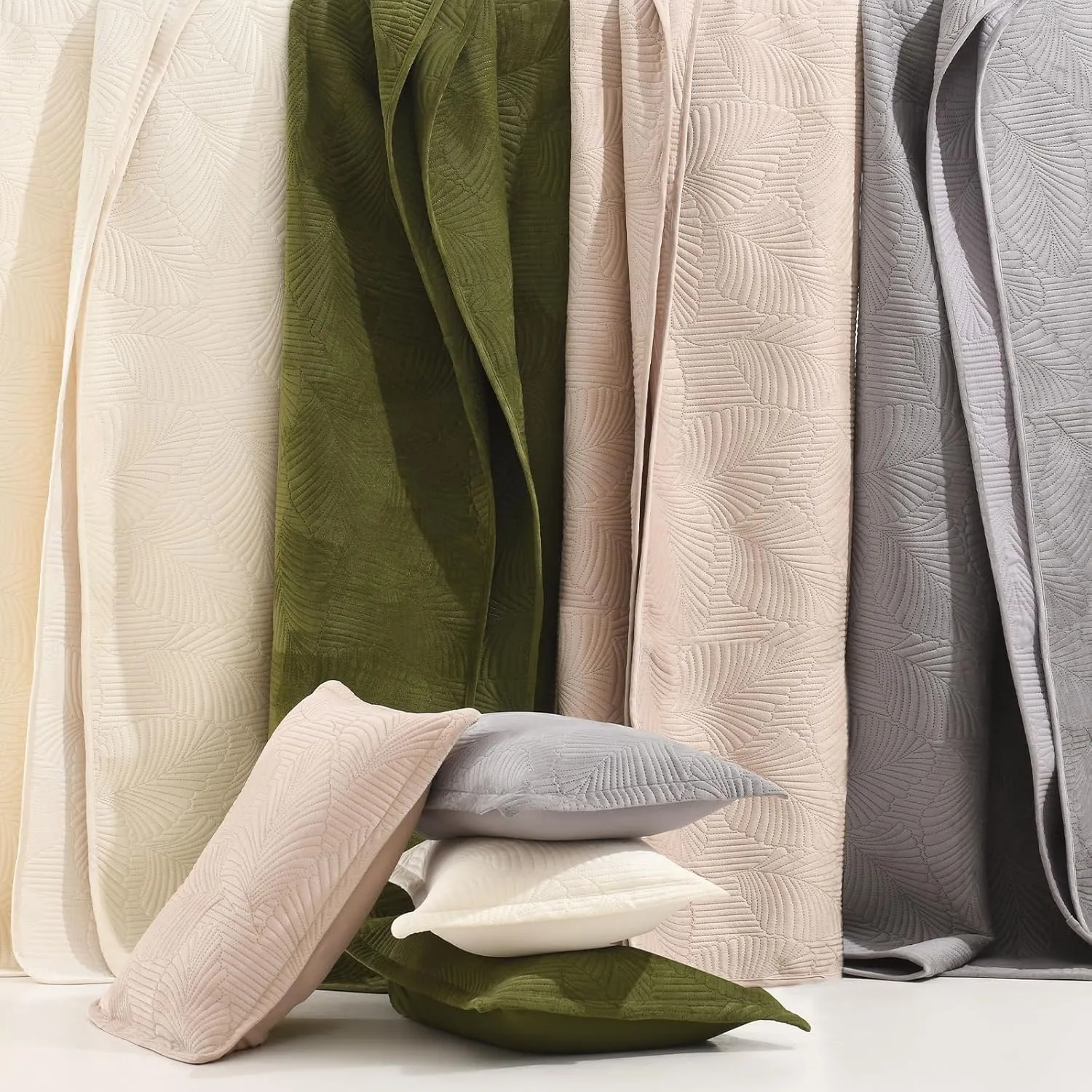 DEVIONIX Velvet Quilt King Size, 3-Piece Lightweight Soft Summer Quilt Bedding Set, Breathable Light Taupe Bedspread with Pillow Shams, Luxury Ultrasonic Leaf Pattern Coverlet for All Season