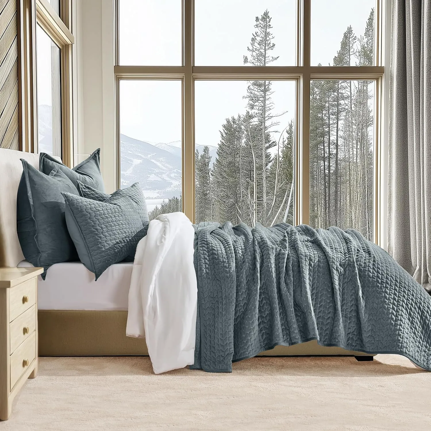 EVERGRACE Luxury Velvet Quilt Bedding Set King Size 3 Pieces with Pillow Shams, Soft Cross-Stitch Velvet Comforter Set, Lightweight Coverlet Bedspread for All Seasons, Stormy Blue