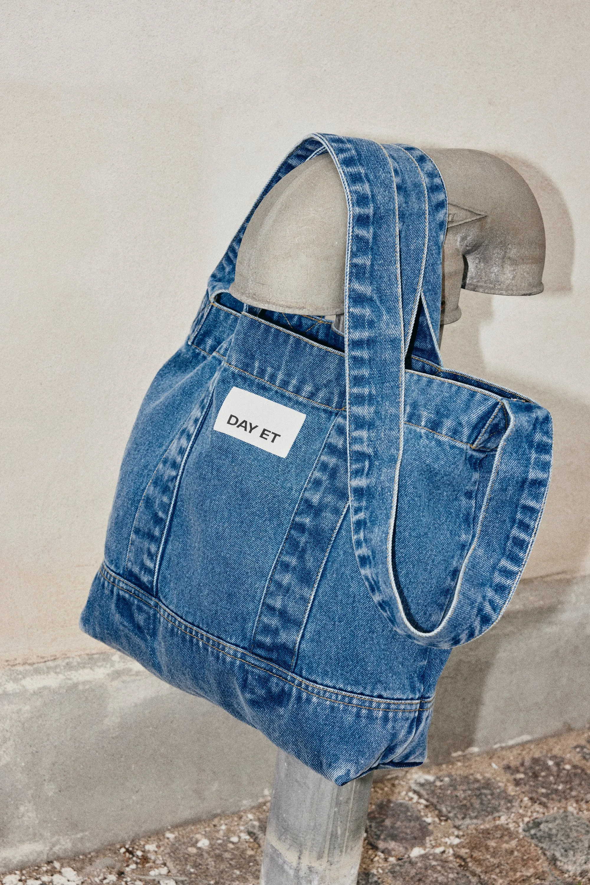 Medium Washed Denim Crossbody Axelremsväska