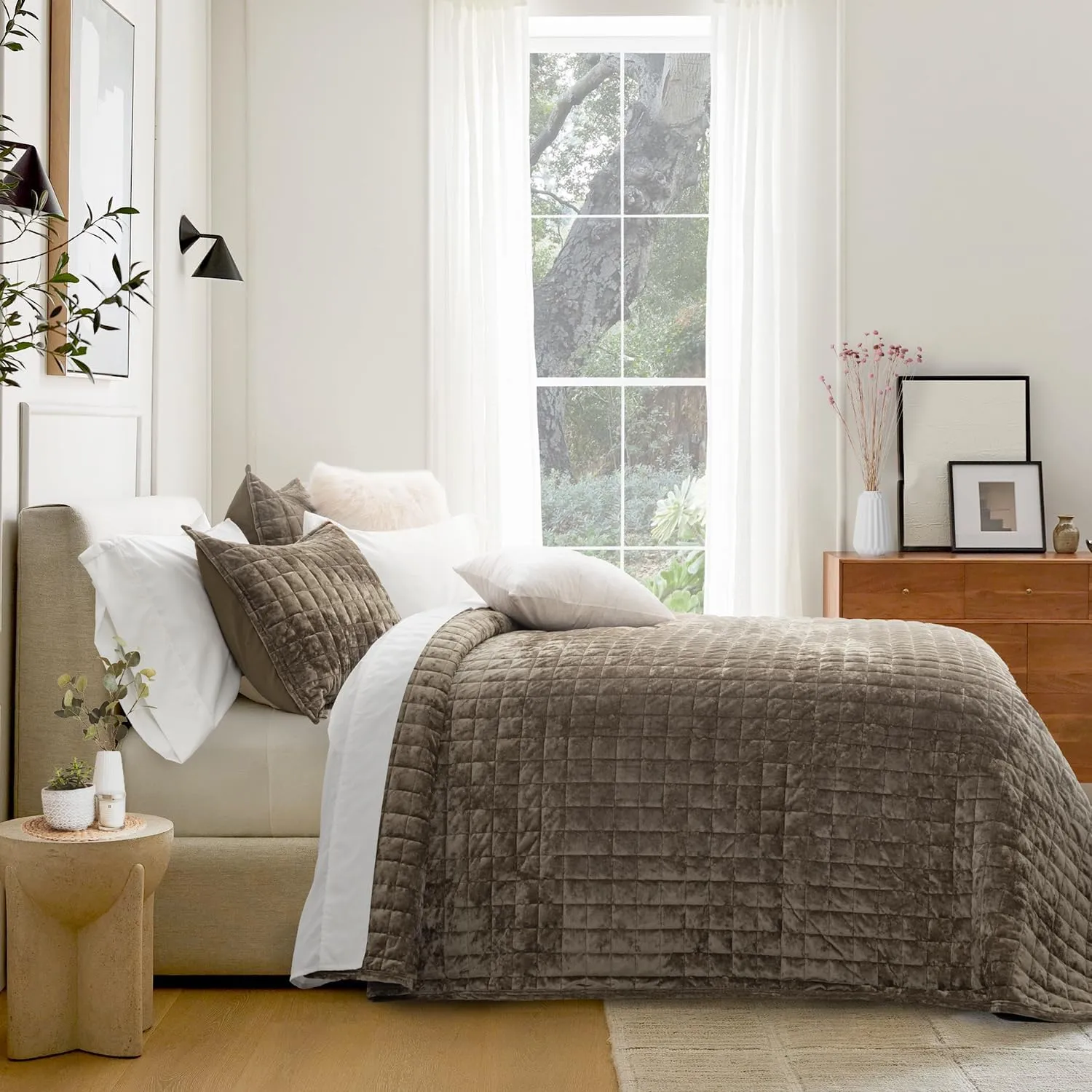RECYCO Luxury Velvet Quilt Set King Size Bedding Sets, Ultra Soft Velvet Comforter Set, Lightweight Channel Box Stitch Oversized Bedspread Coverlet for All Season, with 2 Shams, Mocha Brown