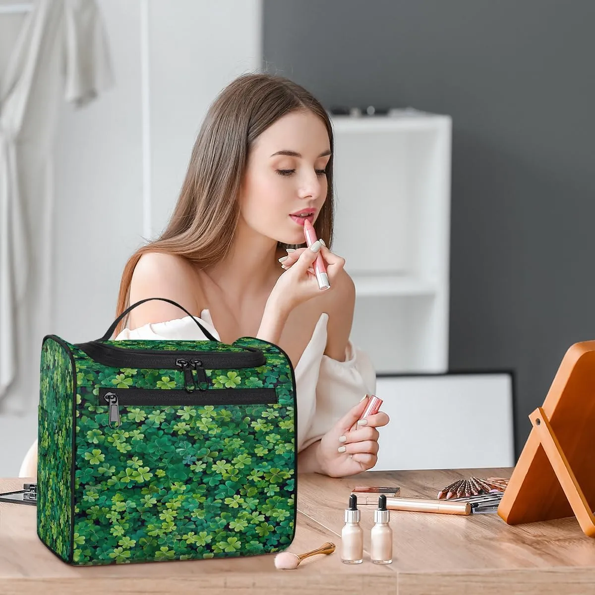 St. Patricks Day Green Irish Clover Travel Toiletry Bag for Men and Women, Large Hanging Makeup Bag Organizer Toiletries Bag for Travel, Cosmetic Bag with Handle