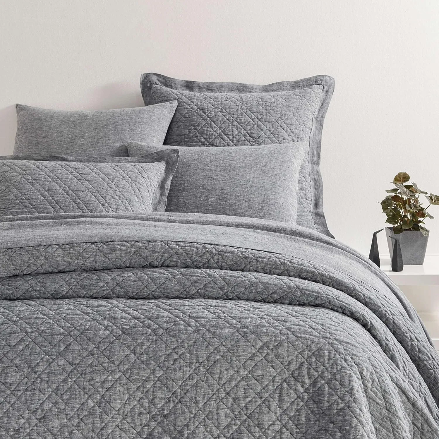 Washed Linen Black Quilt, King Size, Black Solid Pattern