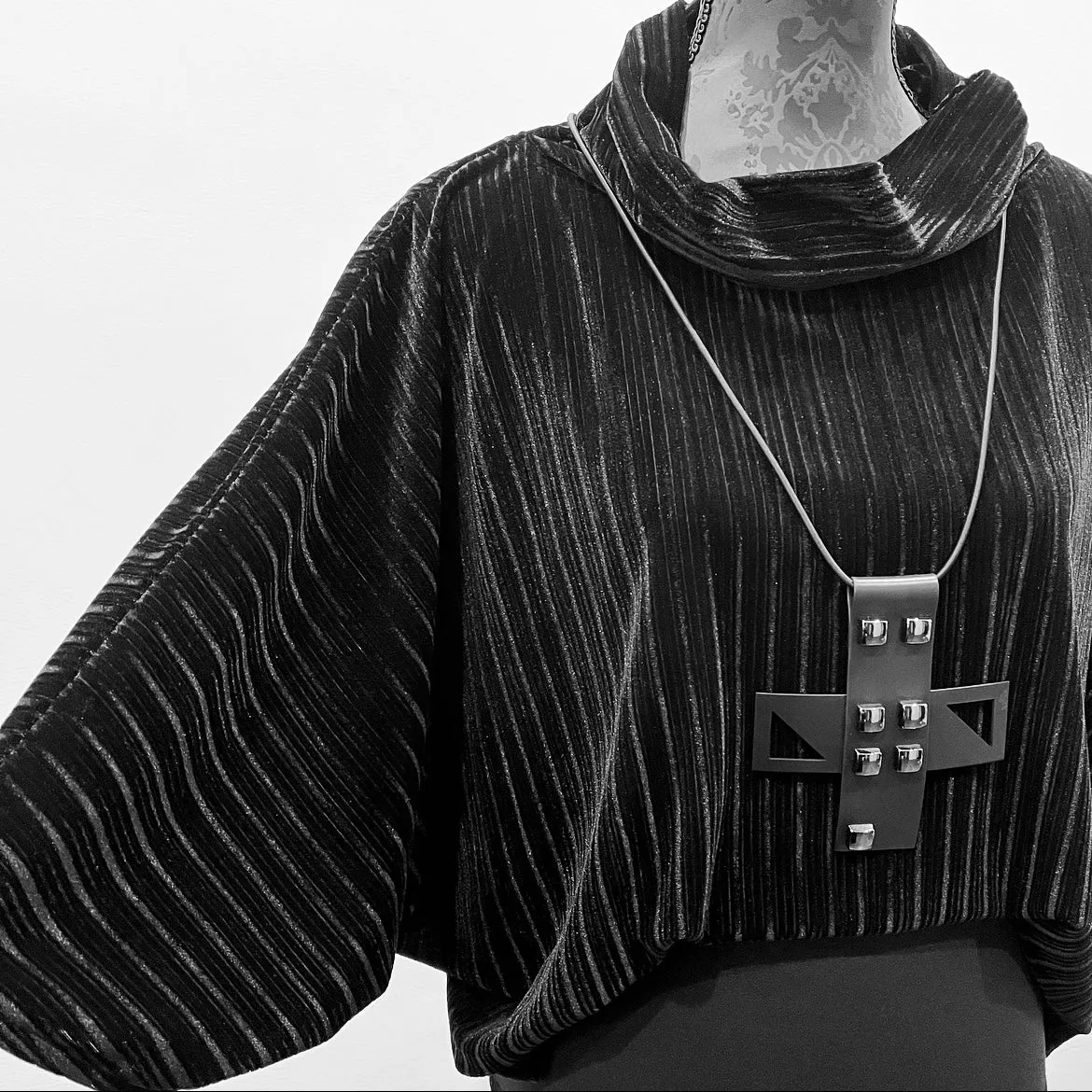 Whisper Top - Black velvet